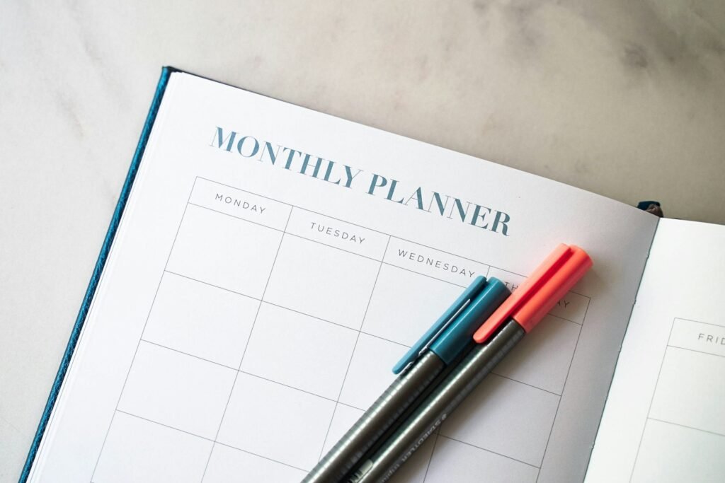 Agenda papier et stylos sur un bureau