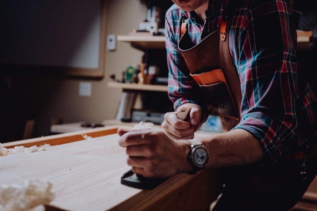 Un artisan travaille le bois dans son atelier