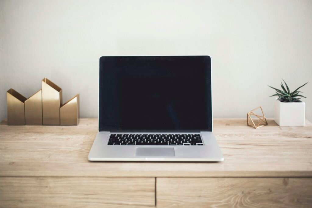 Ordinateur portable sur une table en bois