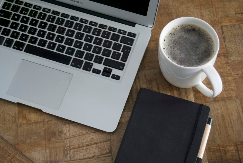 Un ordinateur portable et une tasse sur une table