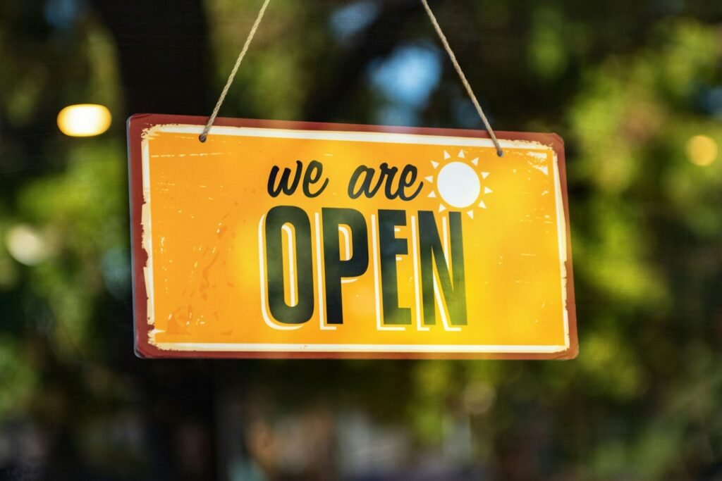 Un panneau « ouvert » à l’entrée d’une boutique