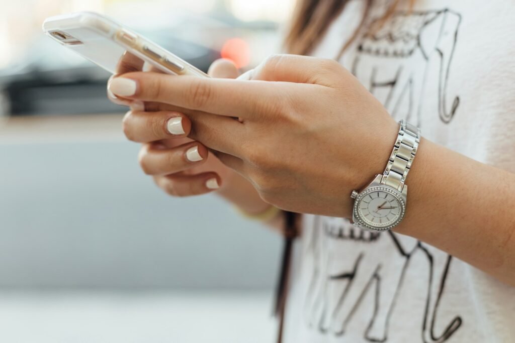 Une personne fait une recherche sur son téléphone