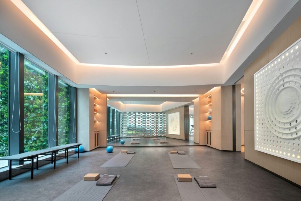 Salle lumineuse pour séances de bien-être