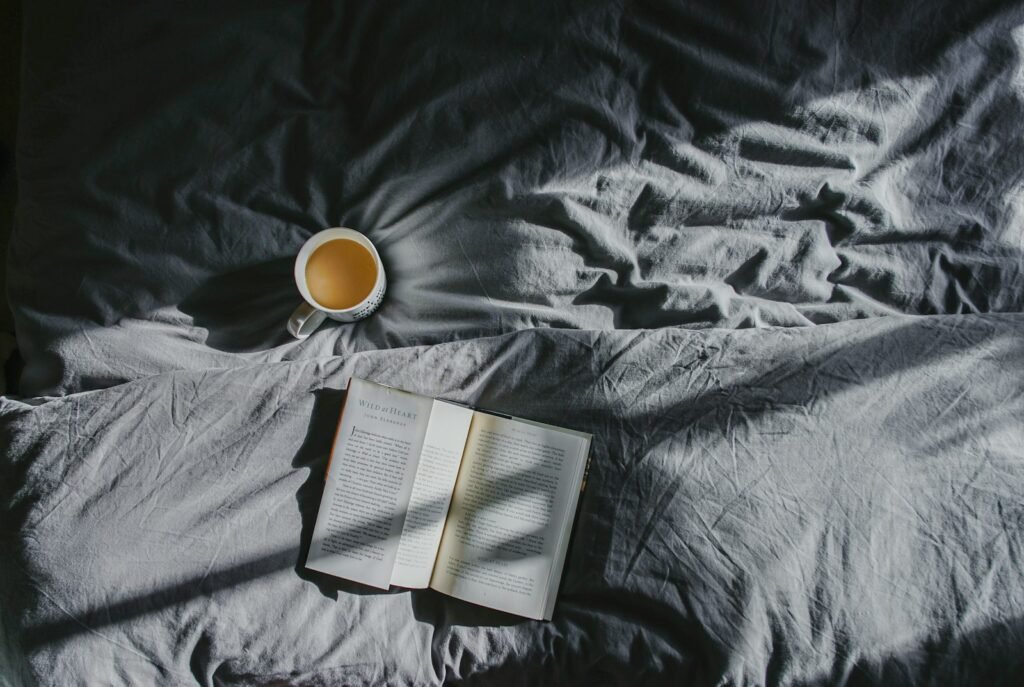 Une tasse et un livre, un moment de calme